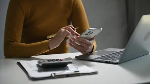 Women counting coins on calculator taking from the piggy bank. hand holding.. 스톡 동영상 252183655