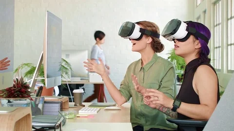 Women discussing work using VR glasses in office Video stock 71632561
