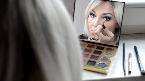 Women doing makeup Stock Footage 98707372