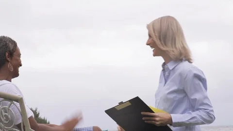 Women during an interview. Vidéo 88369567