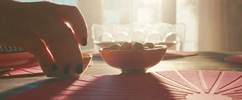 Women hands preparing breakfast close-up Vidéo 240328660