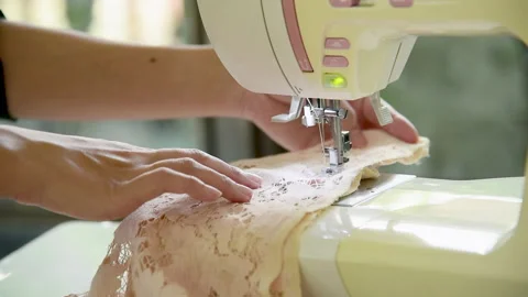 Women hands tailor sewing machine. Young fashion designer hands using sew machin Vidéo 229676757