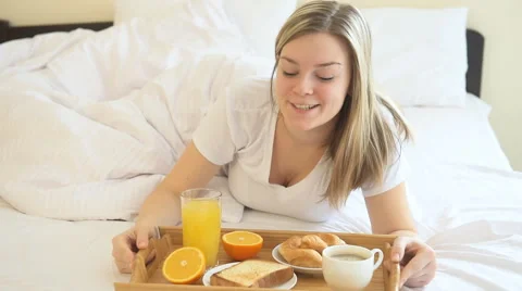 Women having breakfast in the bed Video stock 59222232