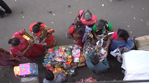 Women purchase plastic bangles Stock Footage 115937581