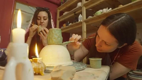 Women realize their creative ideas on clay products made by their own hands. Vídeos de archivo 253175914