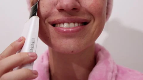 Women remove makeup,use roller or scrubbing with ultrasonic spatula. Stock-Footage 261834285