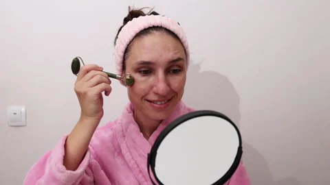 Women remove makeup,use roller or scrubbing with ultrasonic spatula. Stock-Footage 261834291
