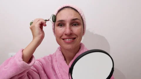 Women remove makeup,use roller or scrubbing with ultrasonic spatula. Stock-Footage 261834301