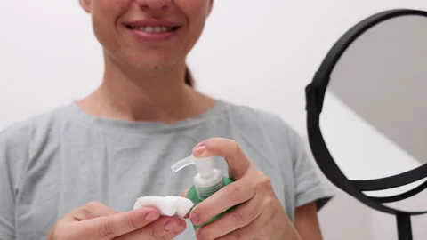 Women remove makeup,use roller or scrubbing with ultrasonic spatula. Stock-Footage 261834717