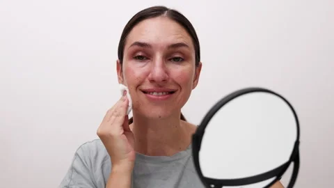 Women remove makeup,use roller or scrubbing with ultrasonic spatula. Stock-Footage 261834895