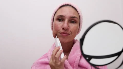 Women remove makeup,use roller or scrubbing with ultrasonic spatula. Stock-Footage 261834992