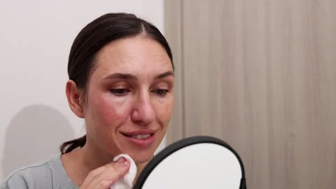 Women remove makeup,use roller or scrubbing with ultrasonic spatula. Stock-Footage 261835294