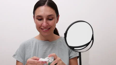 Women remove makeup,use roller or scrubbing with ultrasonic spatula. Stock-Footage 261835706