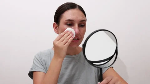 Women remove makeup,use roller or scrubbing with ultrasonic spatula. Stock-Footage 261835844