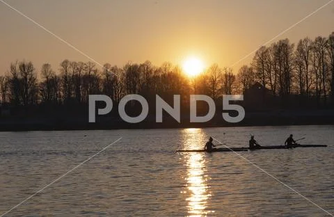 Women rowers at sunset - Milan Idroscalo Stock Photos