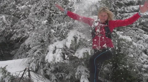 Women Running Through Winter Forest brushes Snowy Branches. Vídeo Stock 59156188