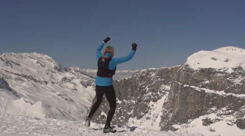 Women runs to the top of a mountain and punches the air. Vídeo Stock 59188915