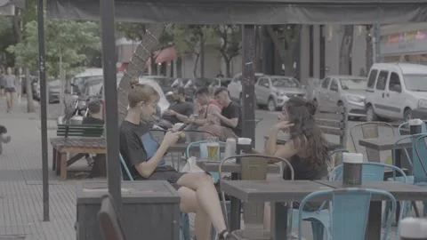 Women spending time at a café in Buenos Aires, Argentina 库存影片 345139421