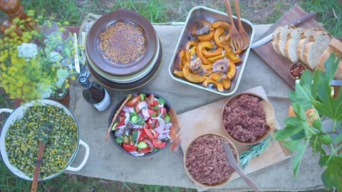 Women taking dish from table Vídeos de archivo 76136674