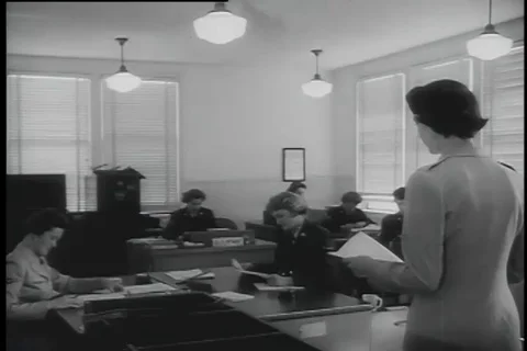 Women trainees graduate from basic military course after their training - 1957 库存影片 99112749