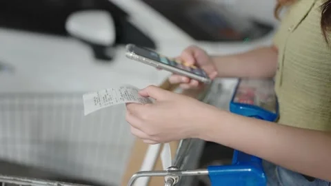 Women use mobile phone to calculate bill after shopping at the supermarket 스톡 동영상 211420153