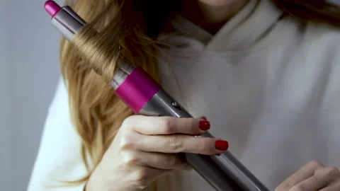 Women use rotative styler to curl styling air attracts wraps hair thread Видео 221772379