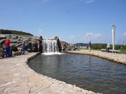 Women at the waterfall Vídeo Stock 86409927