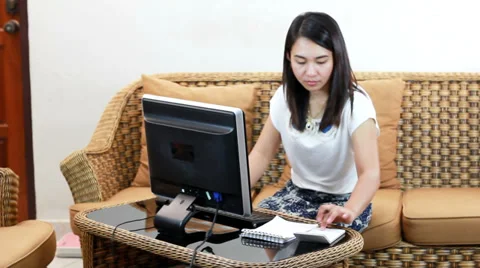 Women working at home with computer Vidéo 35677167