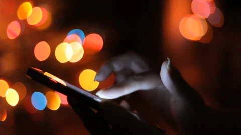 Women's hands are flipping through the web of posts, browsing social networks. Video stock 101038087