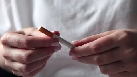 Women's hands break a cigarette. Don't smoke, stop smoking. Close-up 스톡 동영상 234120328