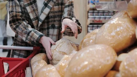 Women's hands choose bread in the bakery department. 스톡 동영상 146314909