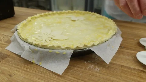 Women's hands choose a shape and put blanks out of the dough on a pie. Media Stockbeeldmateriaal 151580701
