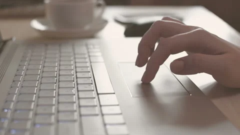 Women's hands control the patchpad. Close-up. HD Vídeos de archivo 101432707