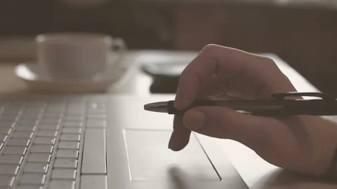 Women's hands control the patchpad. A girl holds a pen. Close-up. Hd Stockbeeldmateriaal 101432780