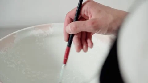 Women's hands create a ceramic bowl. Stockbeeldmateriaal 196234243