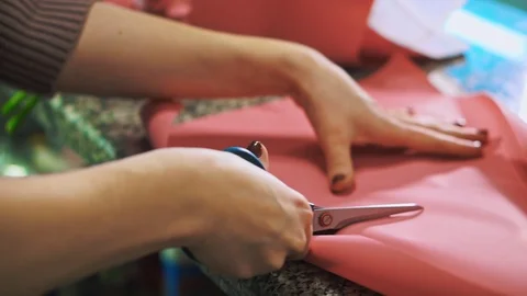 Women's hands cut with scissors wrapping paper. Close up. Stock-Footage 101384751