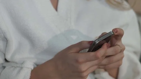 Women's hands dial the phone SMS 库存影片 72437649