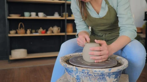 Women's hands making clay cup. Potter's work close-up 库存影片 119543687