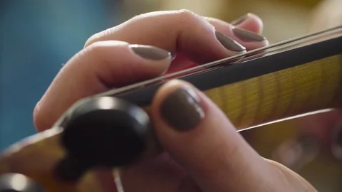 Women's hands playing violin 動画素材 77244958