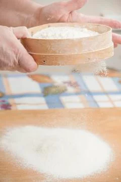 Women's hands preparing flour before baking pie Foto stock