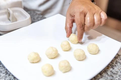 Women's hands preparing flour balls for the fanesca Foto stock