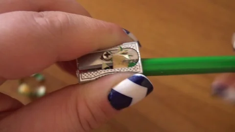 Women's hands sharpening pencil sharpener 库存影片 76212856