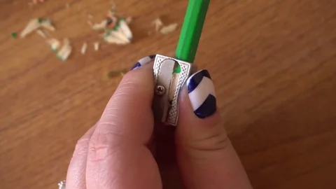 Women's hands sharpening pencil sharpener Vidéo 76213267
