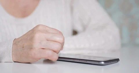 Women's hands with a smartphone. Video stock 103519272
