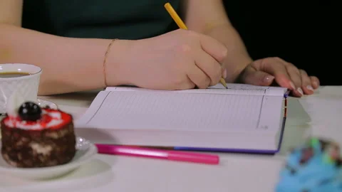 Women's hands at a table in a cafe working with the tablet. Vidéo 108399452