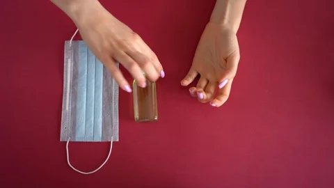 Women's hands take a bottle of antibacterials and process 库存影片 129556524