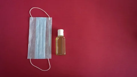 Women's hands take a bottle of antibacterials and process Vidéo 129556532