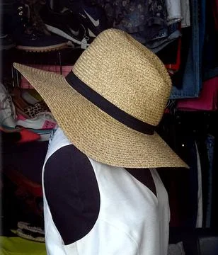 Women's Straw Hat In A Thrift Shop Stock Photos