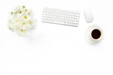 Women's stylish table desk. Workspace with computer, coffee and feminine Foto stock