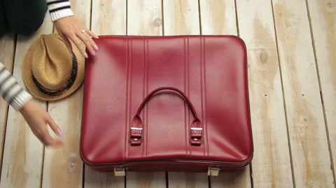 Wonan packing a suitcase and close it Stock Footage